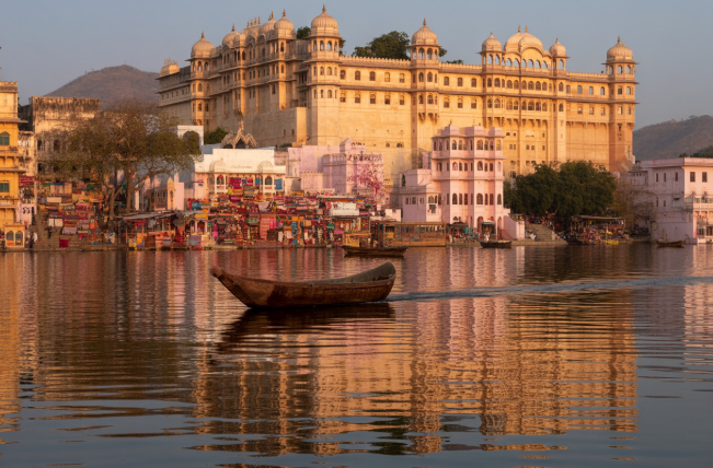 What are the most vital reasons to plan a trip to Udaipur city?