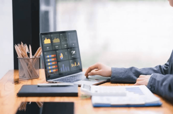 Data Mesh vs Centralized Data Warehouses